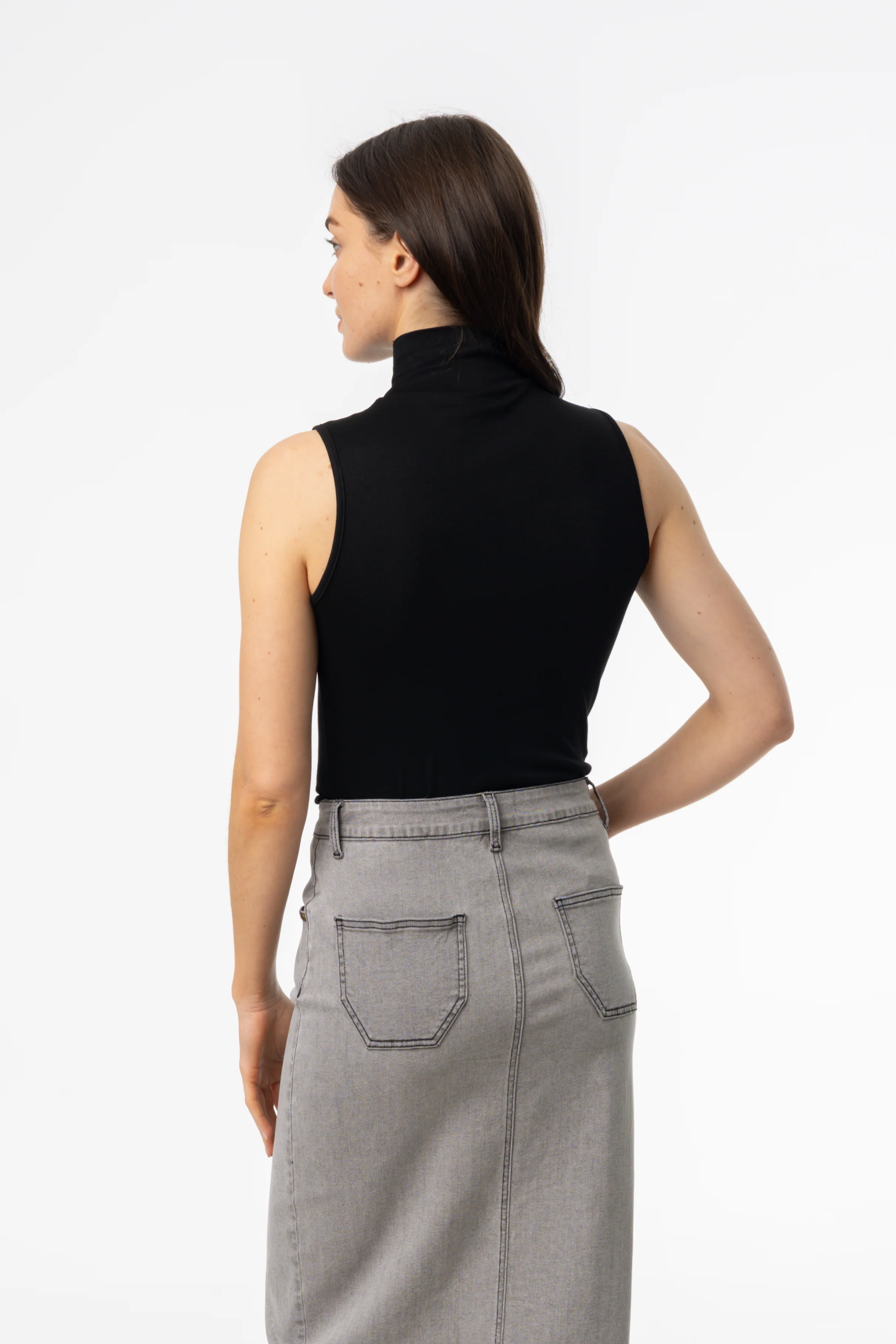 Black Solid Sleeveless Turtleneck - Image 3